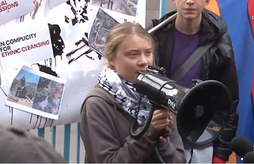 Greta Thunberg durante una protesta davanti alla sede delle Nazioni Unite (COP-29), Yerevan, Armenia (dicembre 2024). Crediti fotografici: Voice of America via Wikimedia Commons – Pubblico dominio.